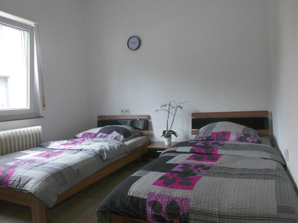 Frankfurt Airport & Fair Apartment Kelsterbach Quarto foto